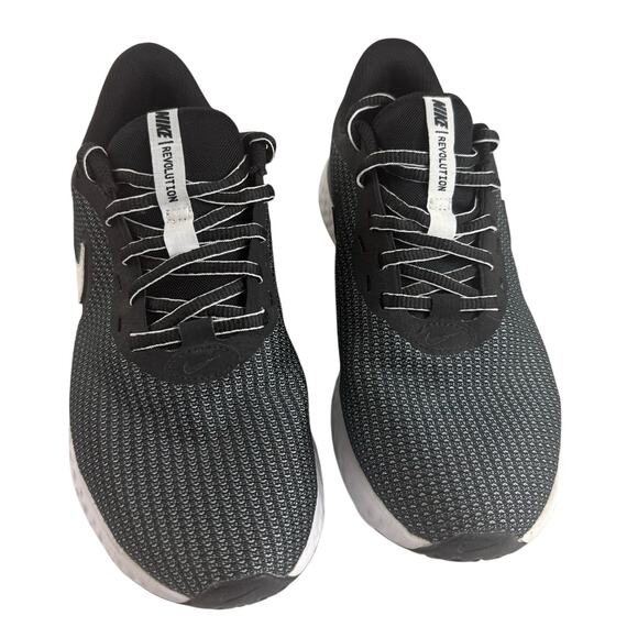 Nike Revolution Size 7 Women's Pre-Owned - Excellent Condition - Picture 1 of 8